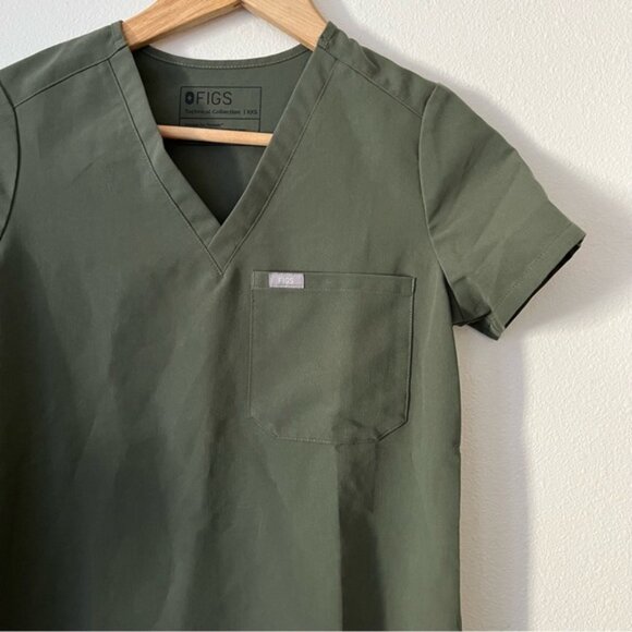 Figs olive green V neck scub top with front pocket size XXS - Picture 3 of 8